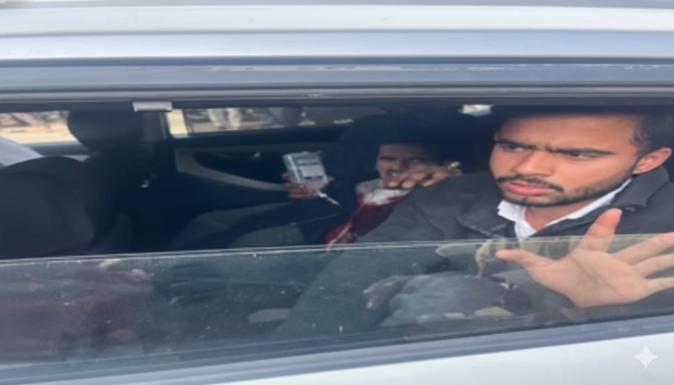 गोली लगने से घायल युवक को परिजन अस्पताल ले जाते हुए